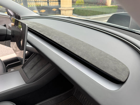 適用於 Model 3 Highland 的霧面碳替換儀表板